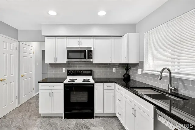 $449,000 | 39 White Plains Drive, Chesterfield, MO 63017