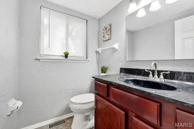 $449,000 | 39 White Plains Drive, Chesterfield, MO 63017