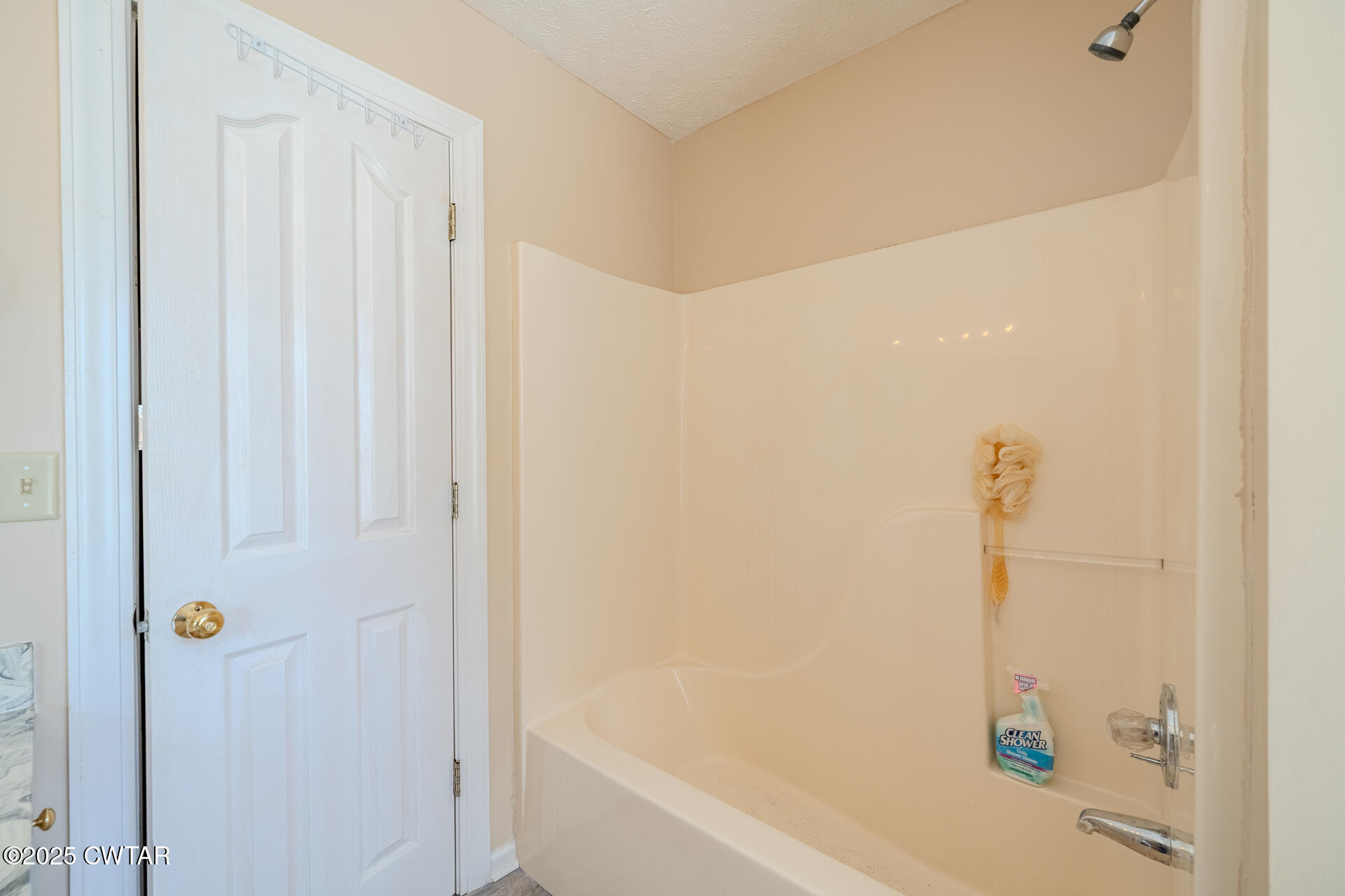 43 Paddock Place Jackson, TN 38305 - Photo 27 of 38 a bathroom with a bathtub