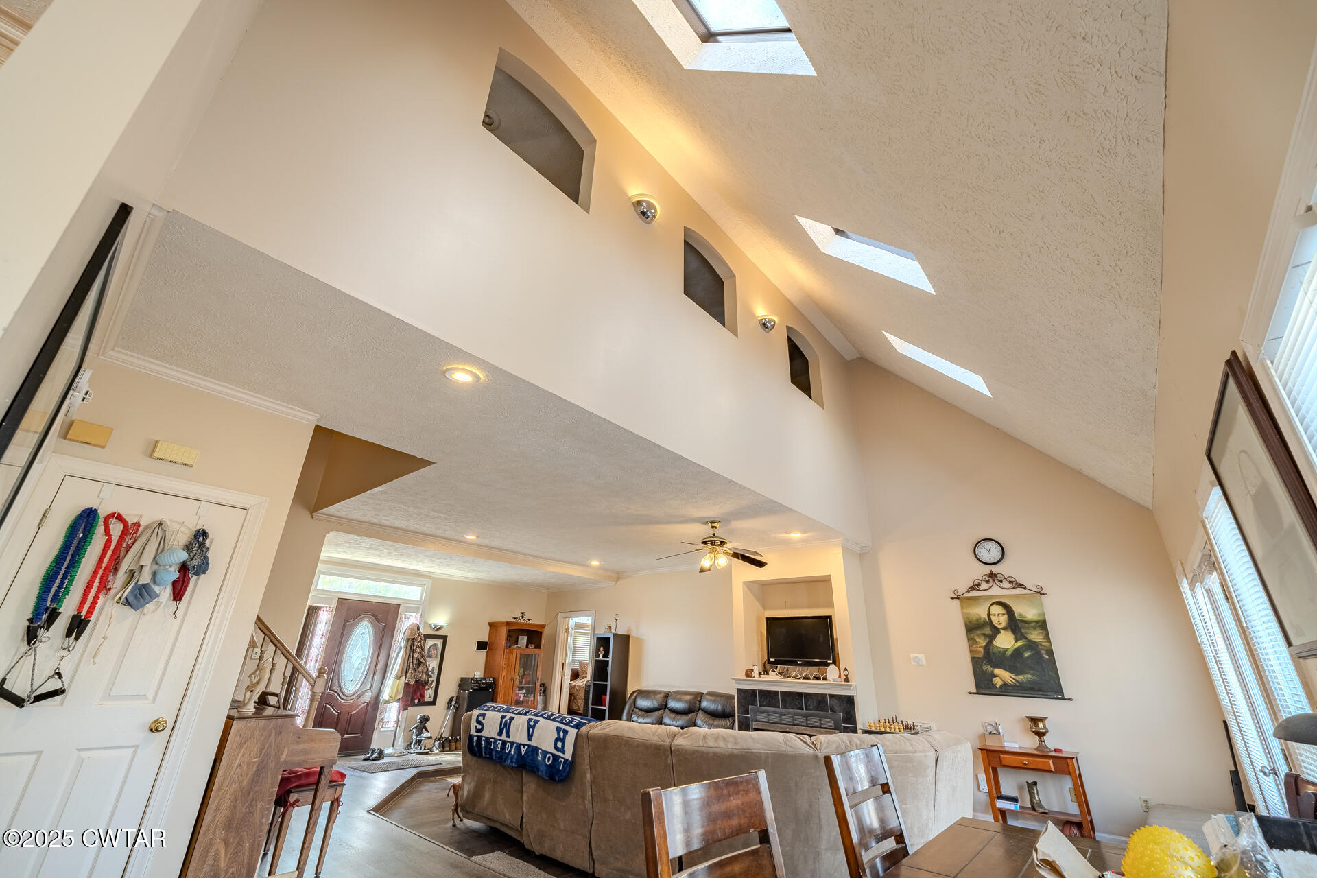 43 Paddock Place Jackson, TN 38305 - Photo 8 of 38 a view of a livingroom with furniture and workspace