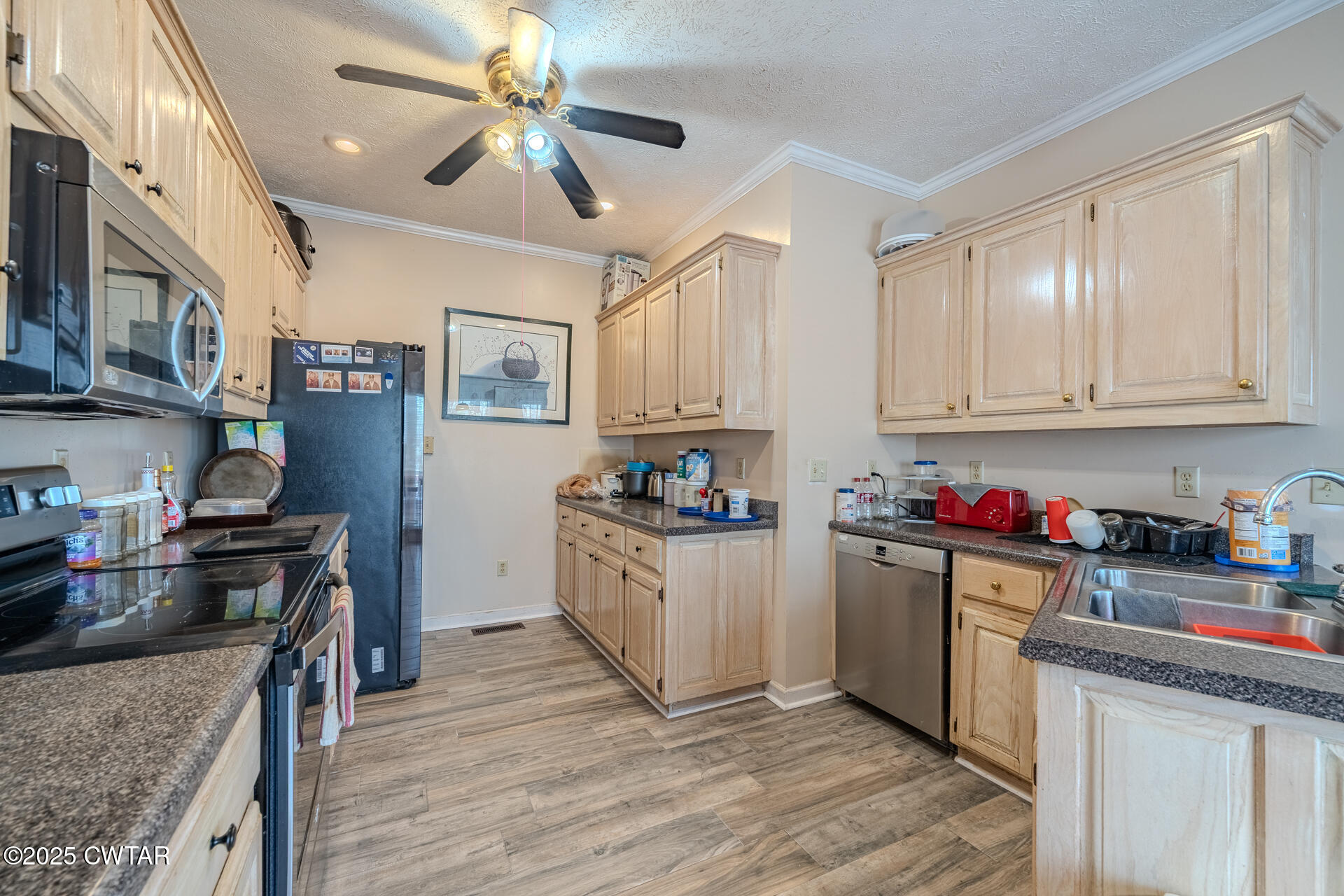 43 Paddock Place Jackson, TN 38305 - Photo 10 of 38 a kitchen with stainless steel appliances granite countertop a stove refrigerator and cabinets