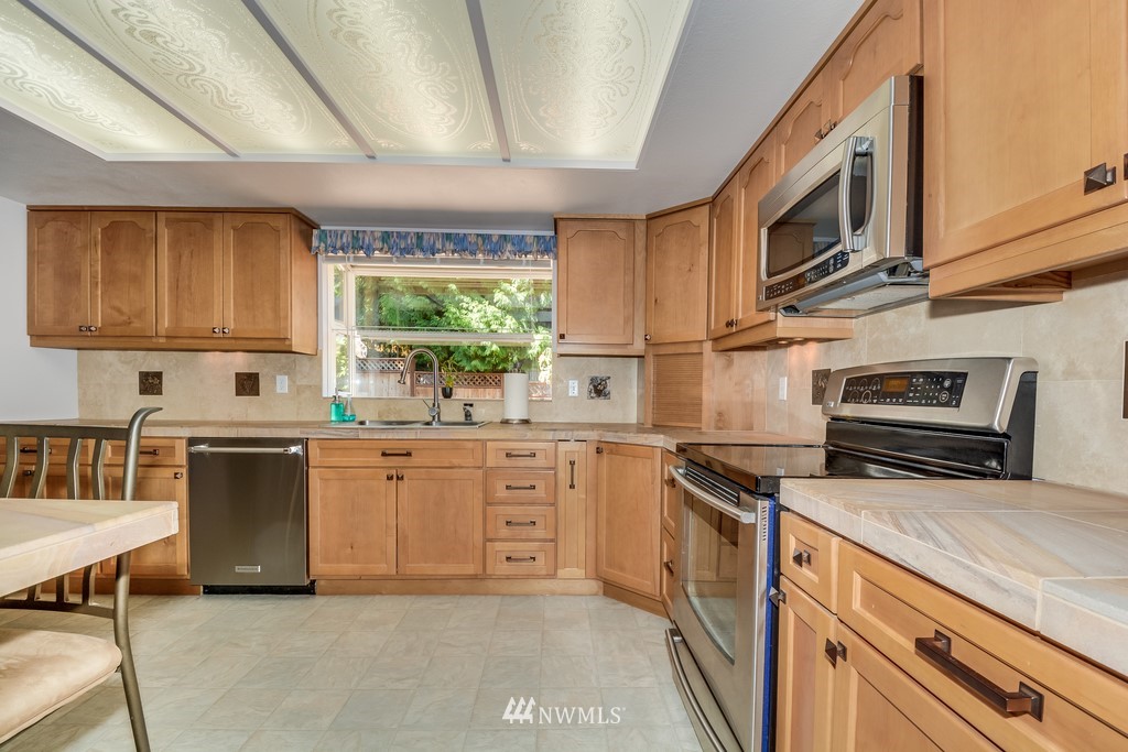 10642 Northeast 145th Place Bothell, WA 98011 - Photo 5 of 21 Gallery Image 5