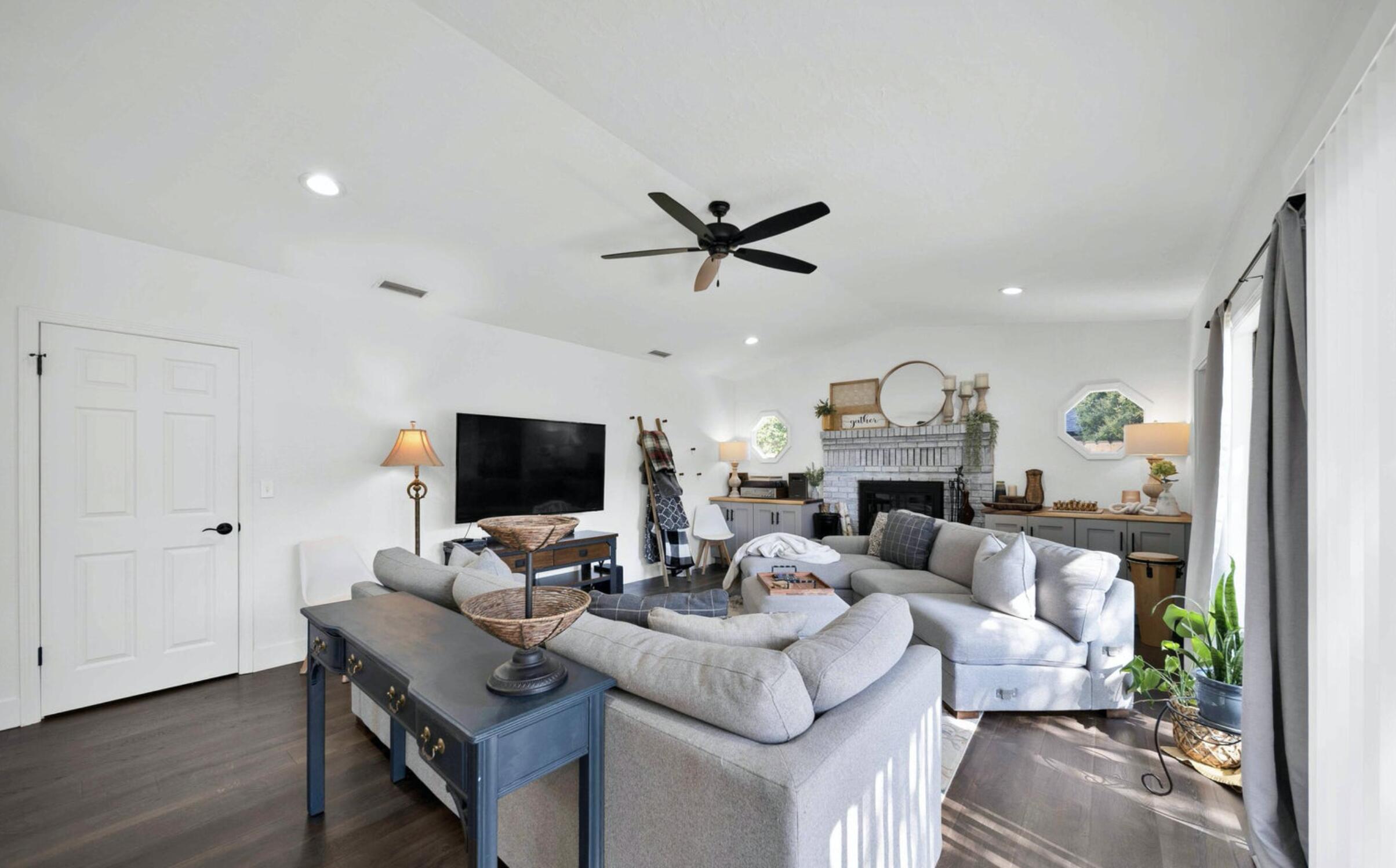 7067 Tucker Lane Redding, CA 96002 - Photo 14 of 47 Family Room