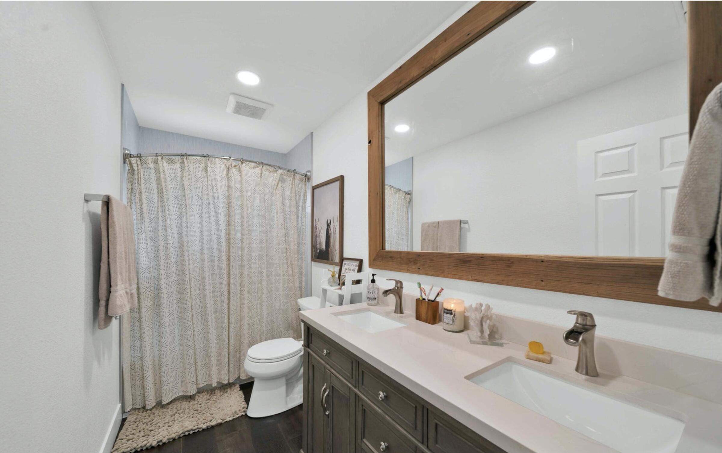 7067 Tucker Lane Redding, CA 96002 - Photo 20 of 47 Hallbath