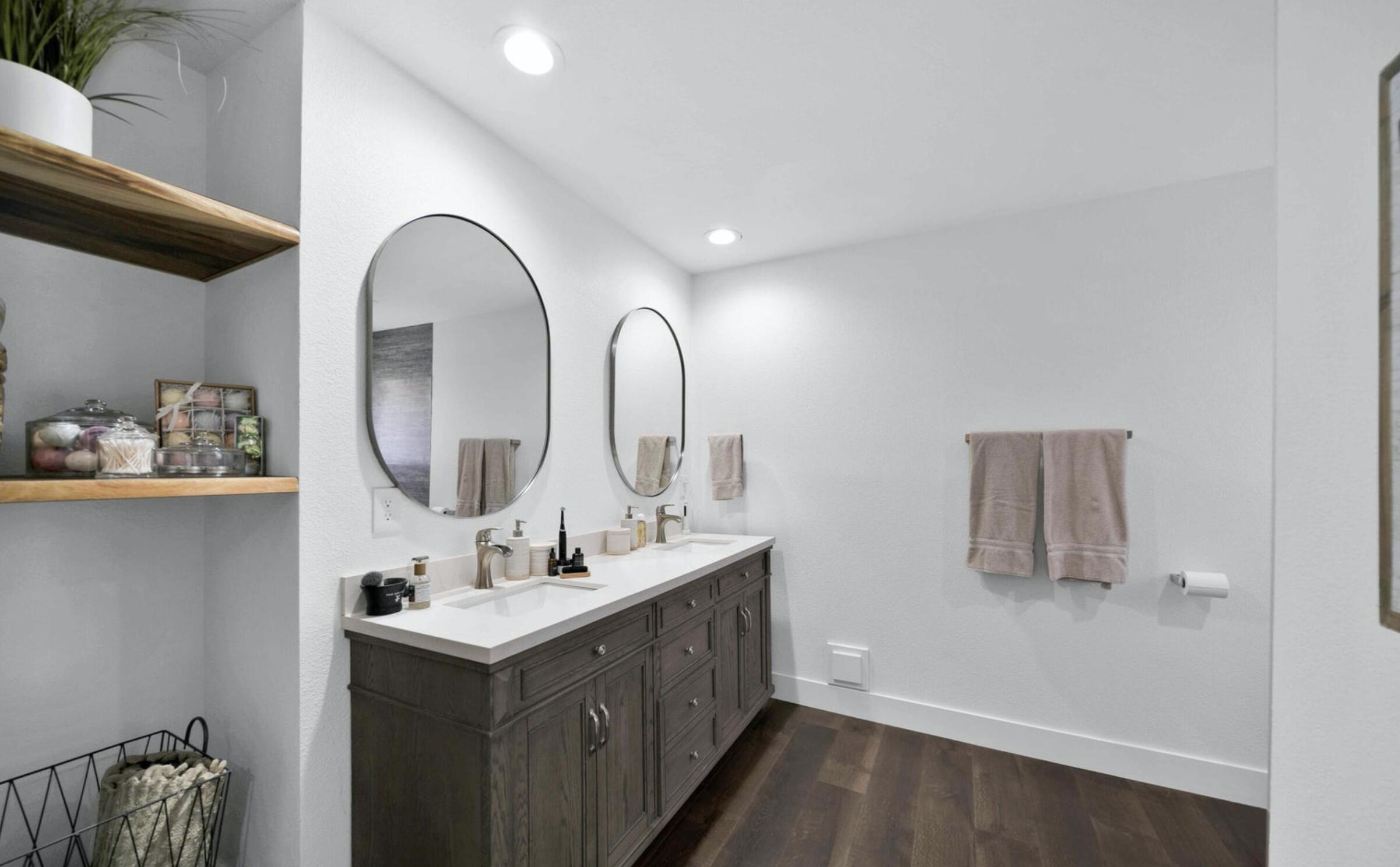 7067 Tucker Lane Redding, CA 96002 - Photo 35 of 47 Primary Bath