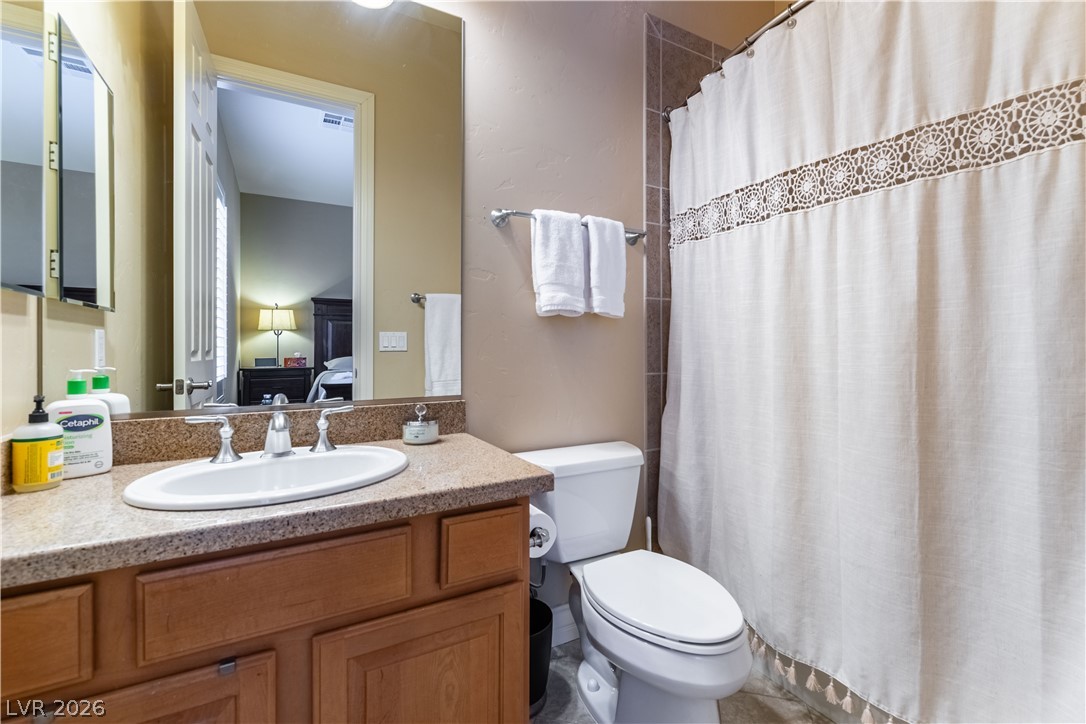 3661 Riley Ann Avenue Las Vegas, NV 89139 - Photo 25 of 42 Functional primary bathroom with a spacious vanity, providing both privacy and convenience.