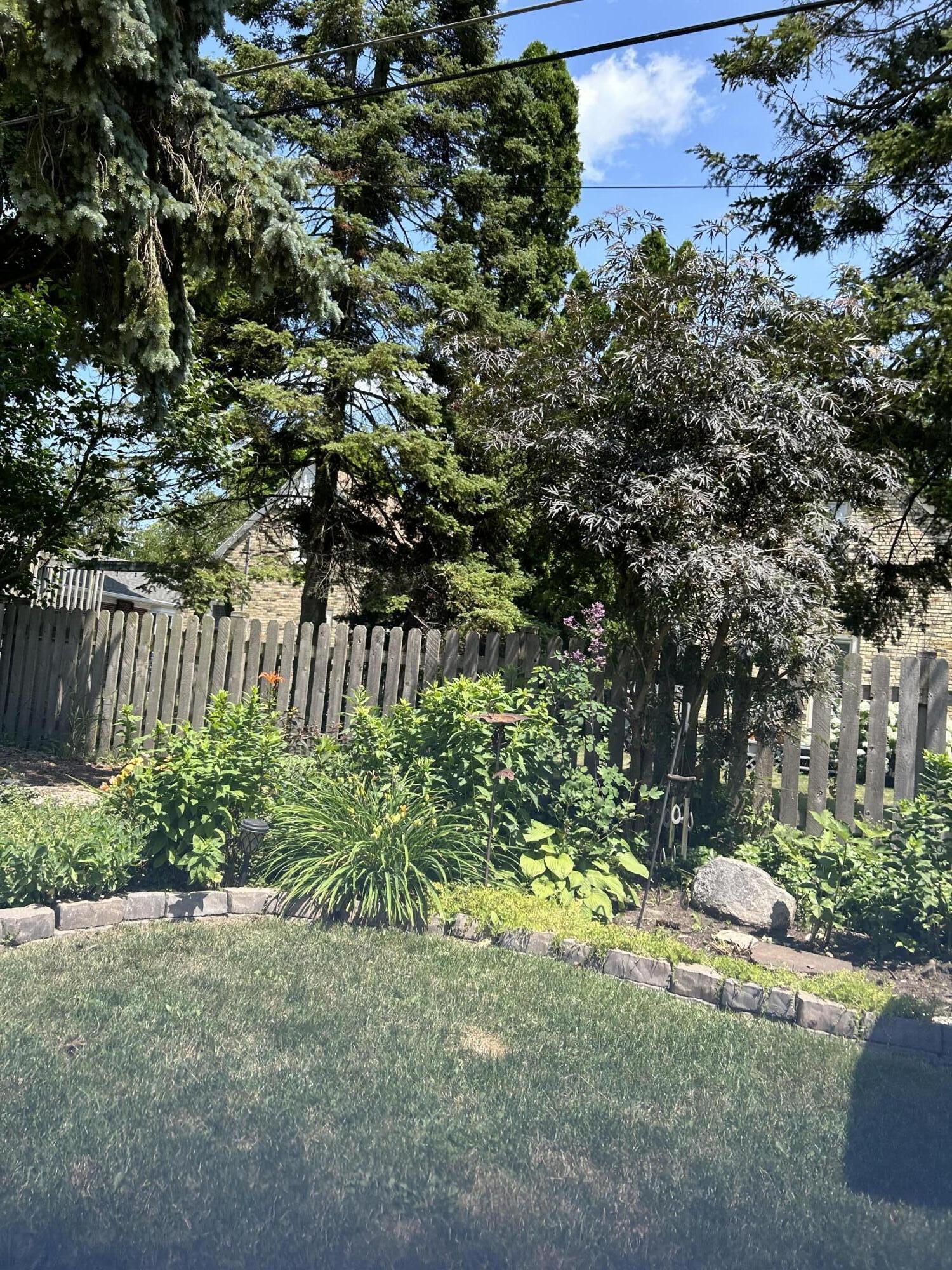 2811 Erie Street Racine, WI 53402 - Photo 24 of 30 Back yard summer