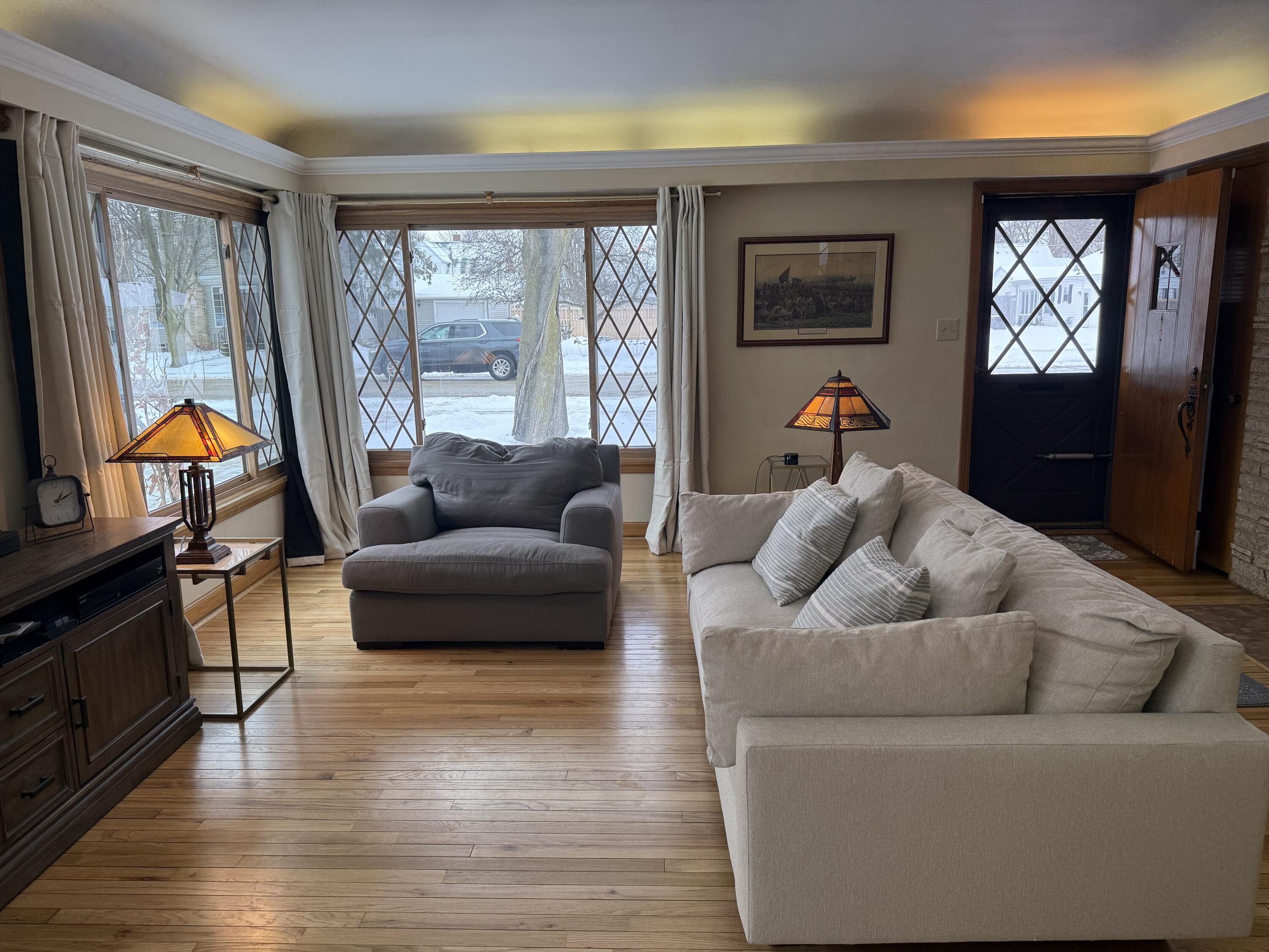 2811 Erie Street Racine, WI 53402 - Photo 5 of 30 erie living room