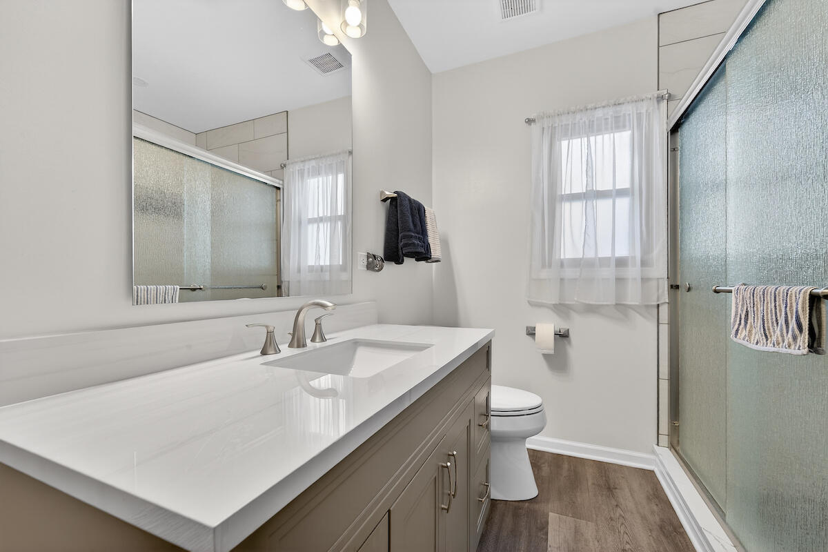 2811 Erie Street Racine, WI 53402 - Photo 10 of 30 Main bath