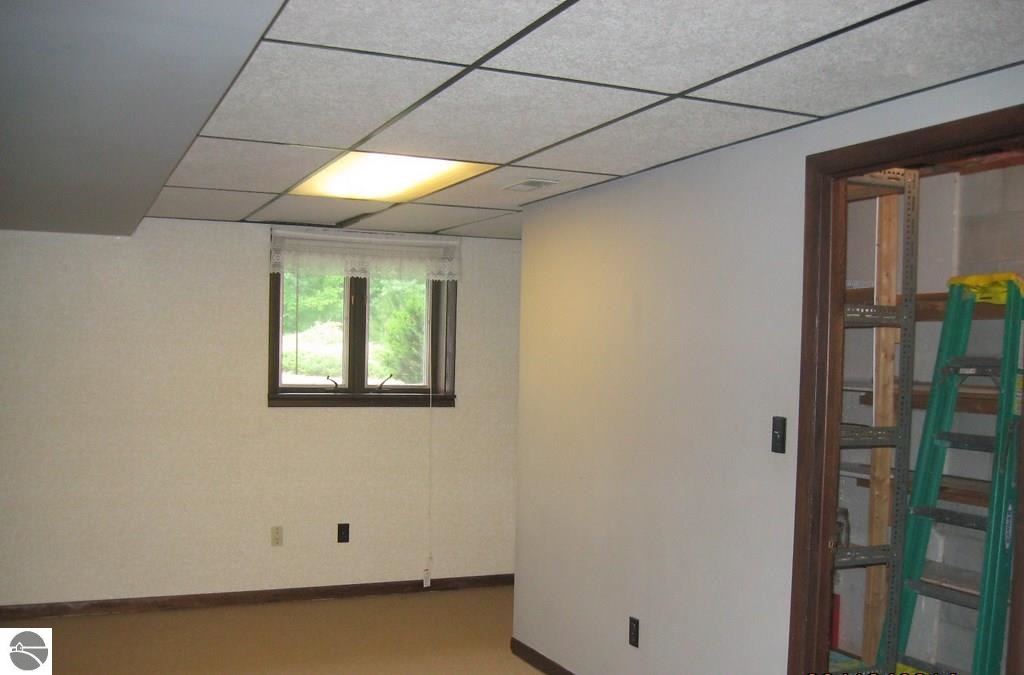 2990 West Wing Road Mount Pleasant, MI 48858 - Photo 17 of 18 1789567-16.JPG