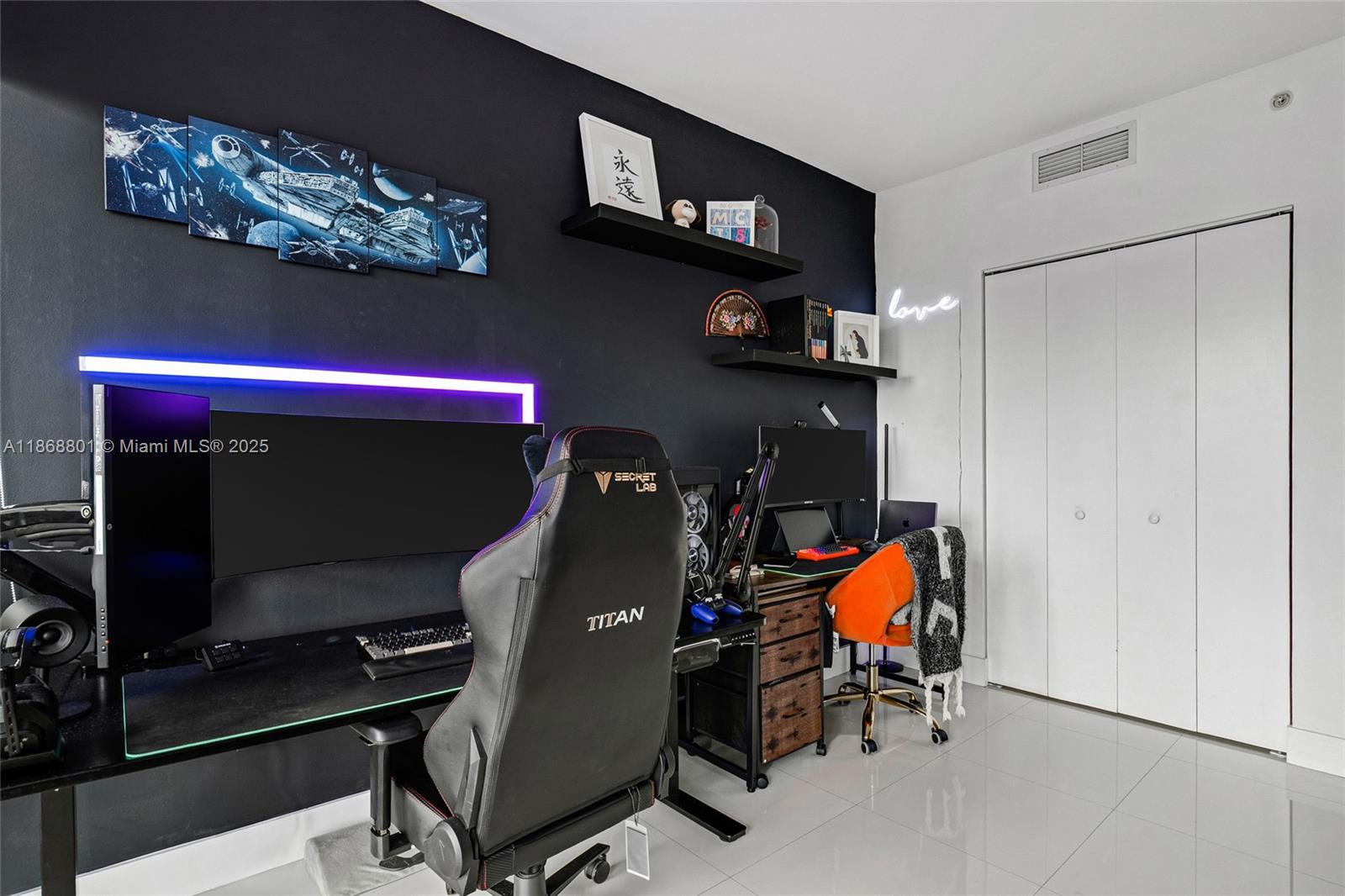 92 Southwest 3rd Street, Unit 4312 Miami, FL 33130 - Photo 16 of 20 a room with furniture and wooden floor