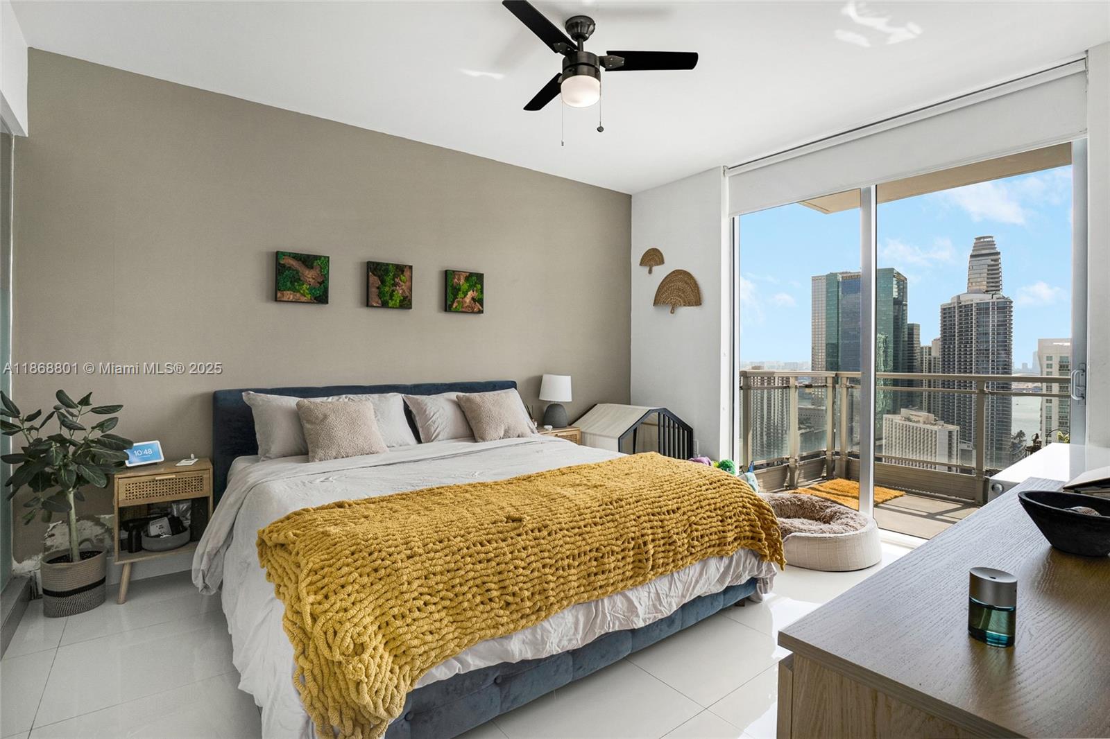 92 Southwest 3rd Street, Unit 4312 Miami, FL 33130 - Photo 8 of 20 a bedroom with a large bed and a potted plant