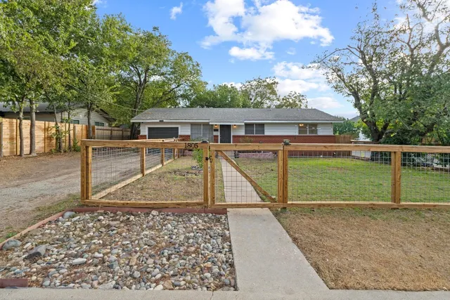 a view of a house with a backyard