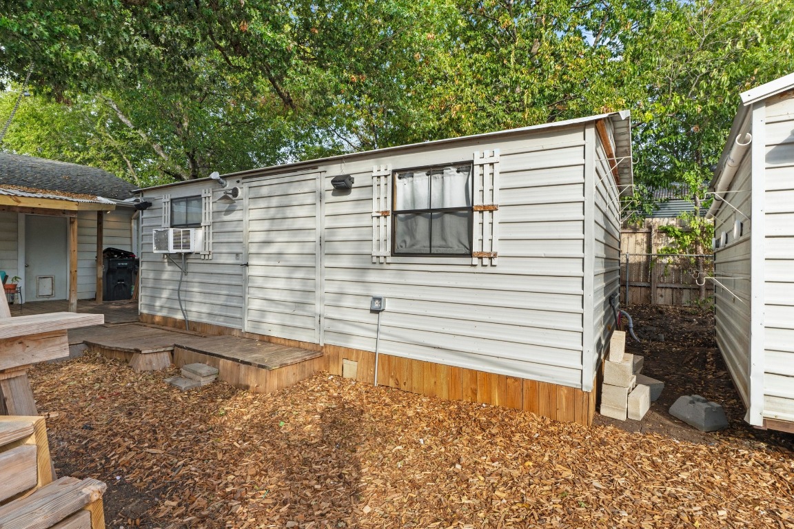 1805 Vine Street Georgetown, TX 78626 - Photo 24 of 32 a backyard of a house