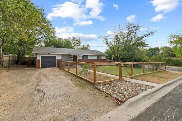 a view of a backyard