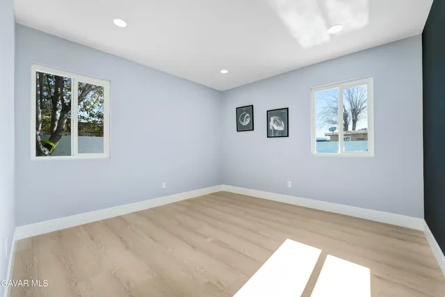 a view of a house with backyard