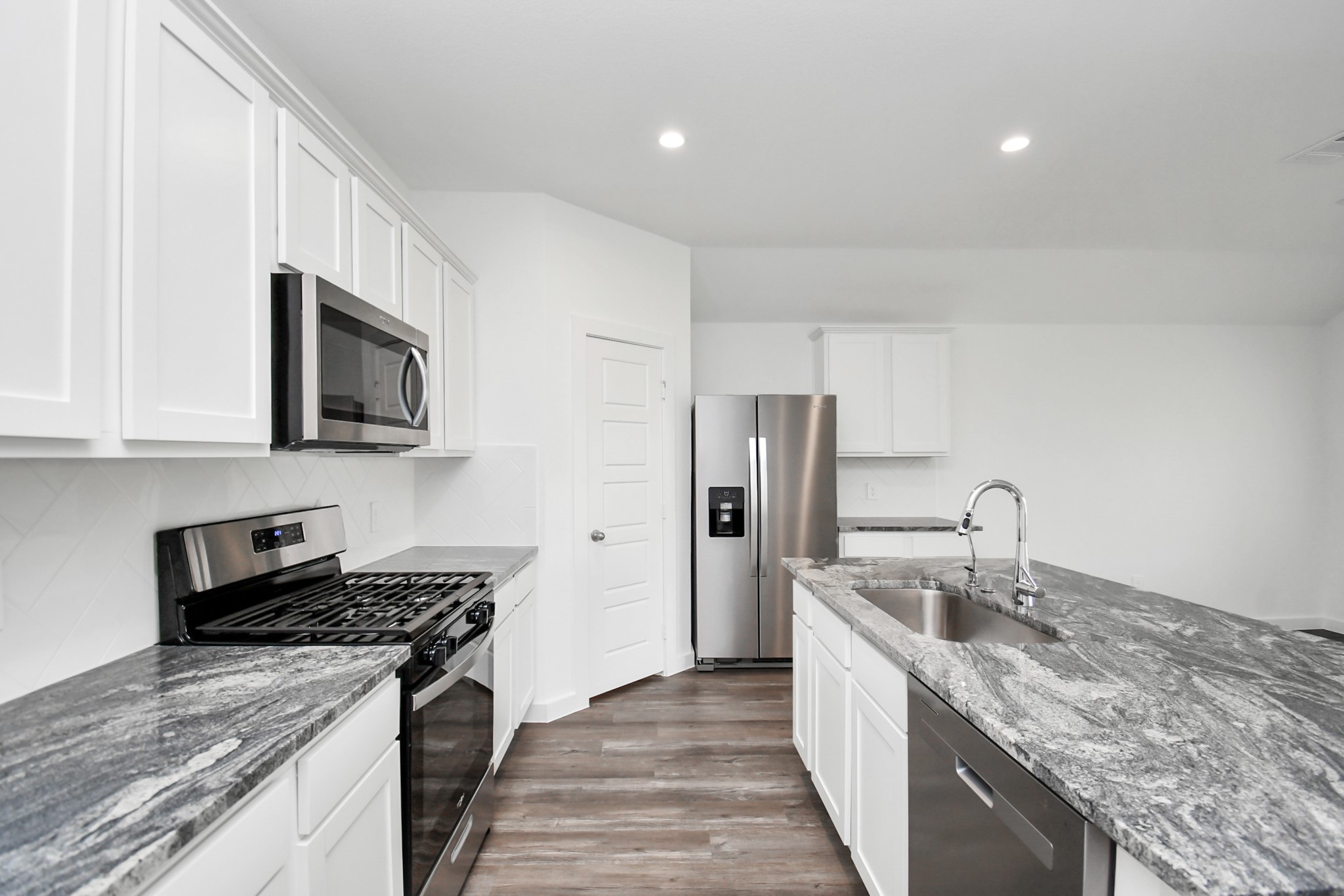 1115 Desert Willow Drive Rosharon, TX 77583 - Photo 11 of 33 Granite Countertops