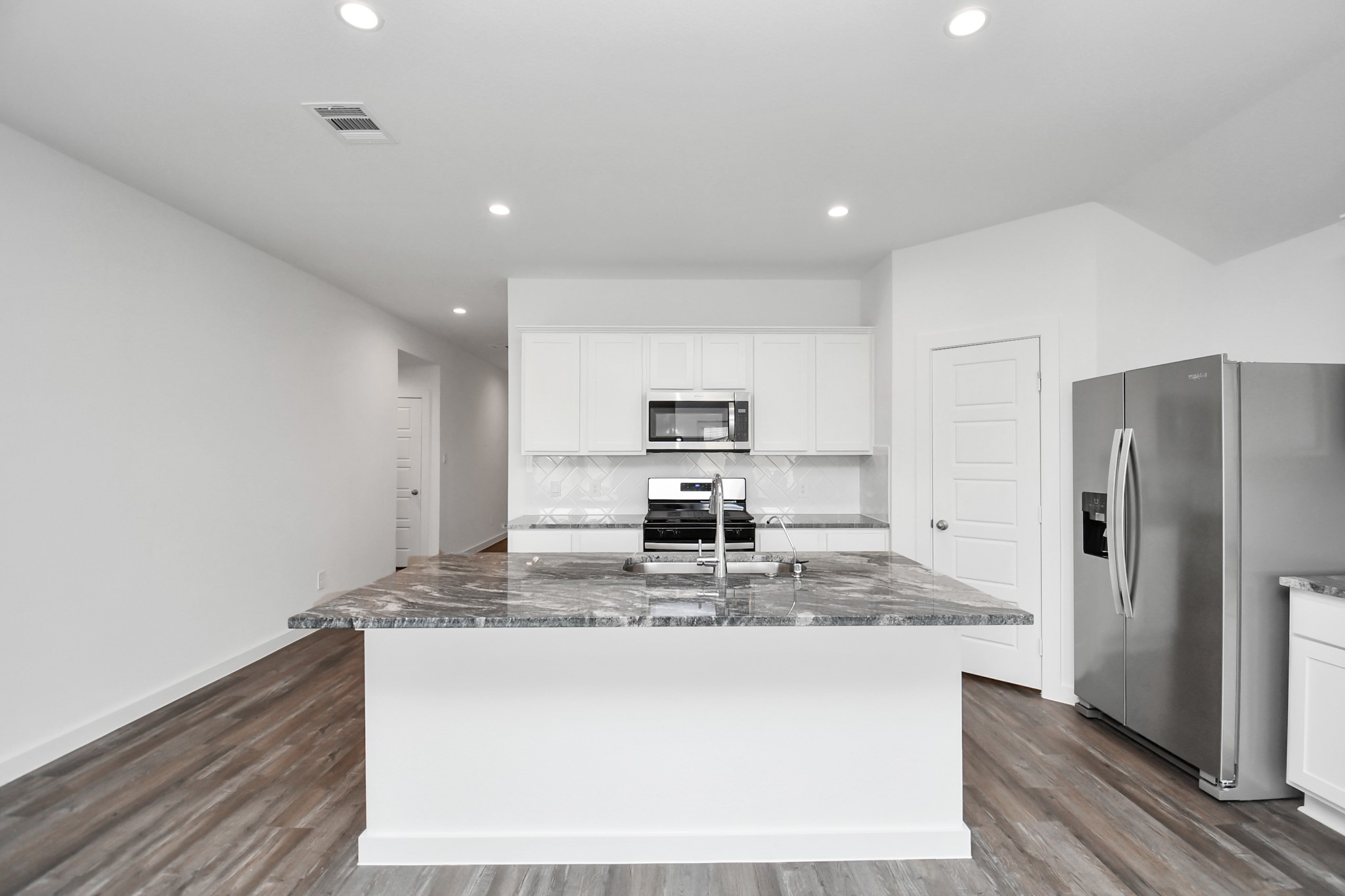 1115 Desert Willow Drive Rosharon, TX 77583 - Photo 10 of 33 Beautiful kitchen island