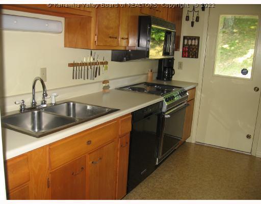 1713 Smith Road Charleston, WV 25314 - Photo 4 of 8 Kitchen.