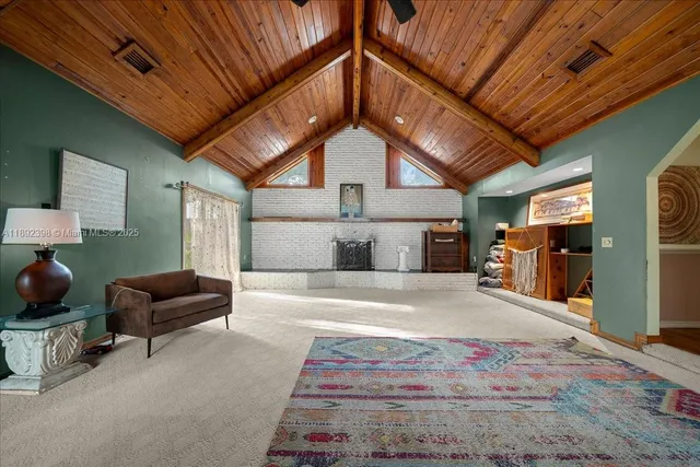 a view of livingroom with furniture
