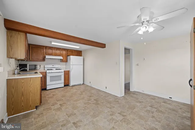 a view of a livingroom with furniture and a ceiling fan