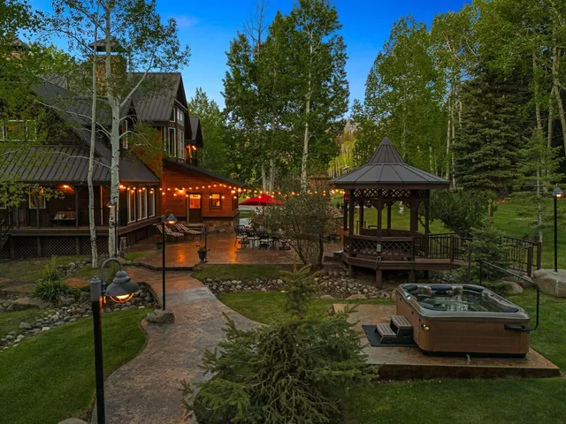 a view of a house with backyard and garden