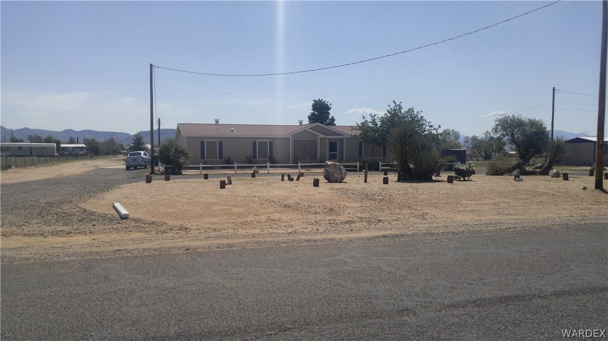 625 South Santa Maria Road Golden Valley, AZ 86413 - Photo 5 of 6 Howdy Neighbor east view
