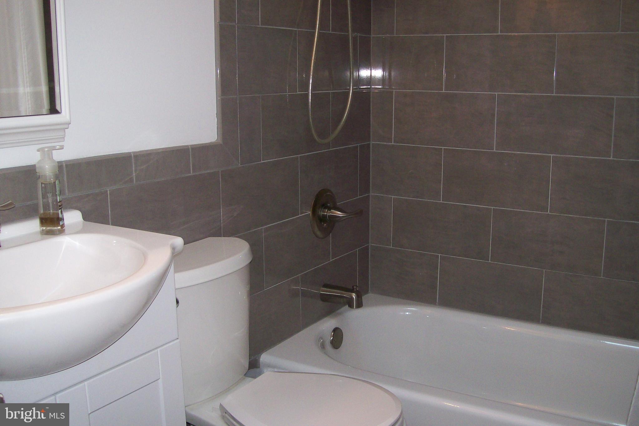 9035 Eastview Road Philadelphia, PA 19152 - Photo 15 of 32 Full Hall Bath