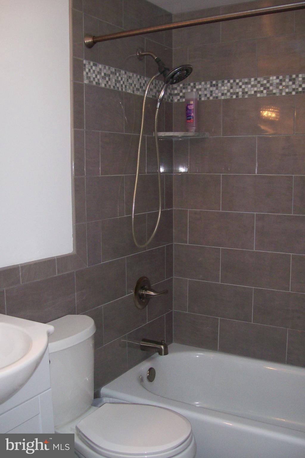9035 Eastview Road Philadelphia, PA 19152 - Photo 17 of 32 Full Hall Bath
