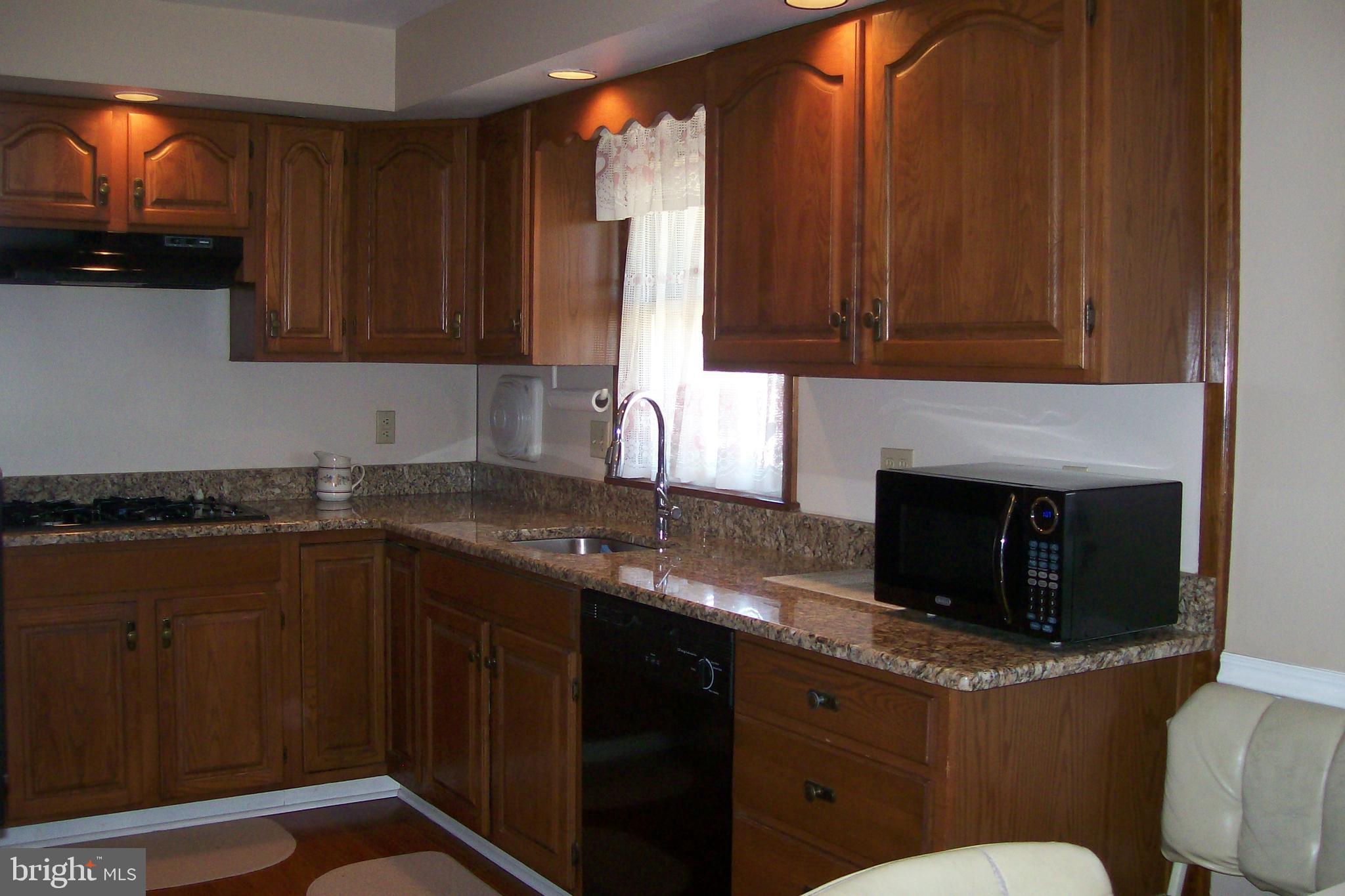 9035 Eastview Road Philadelphia, PA 19152 - Photo 8 of 32 Kitchen
