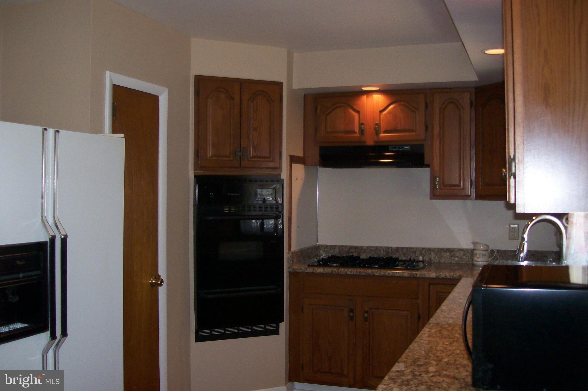 9035 Eastview Road Philadelphia, PA 19152 - Photo 9 of 32 Kitchen