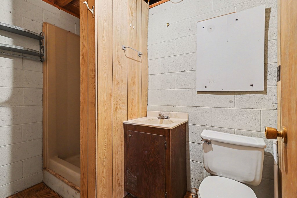 595 Wildlife Trail Morganton, GA 30560 - Photo 14 of 34 a bathroom with a toilet sink and shower