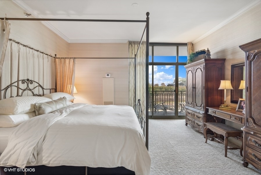 1335 South Prairie Avenue, Unit 605 Chicago, IL 60605 - Photo 8 of 20 a bedroom with a large bed and a window