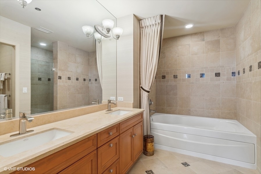 1335 South Prairie Avenue, Unit 605 Chicago, IL 60605 - Photo 10 of 20 a bathroom with a double vanity sink mirror double and bathtub