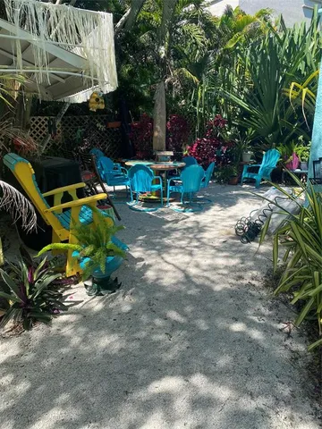 a view of a backyard