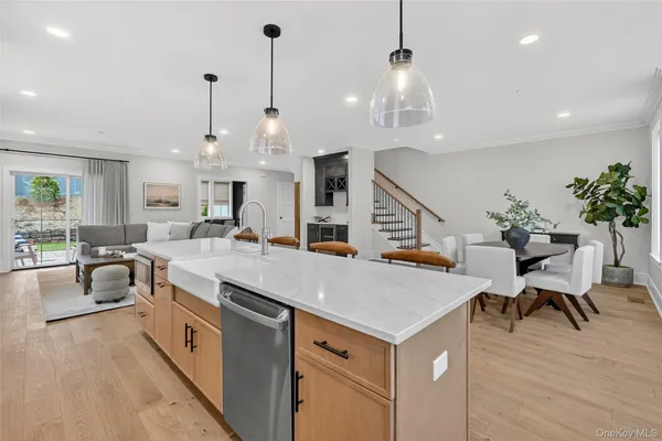 a large kitchen with kitchen island a large island in it