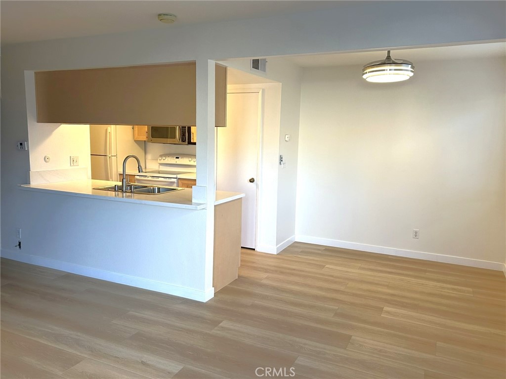 2053 North Avenida Refugio, Unit 2 Simi Valley, CA 93063 - Photo 2 of 26 Kitchen/Dining Room