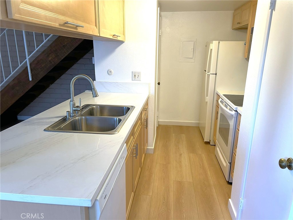 2053 North Avenida Refugio, Unit 2 Simi Valley, CA 93063 - Photo 6 of 26 Kitchen