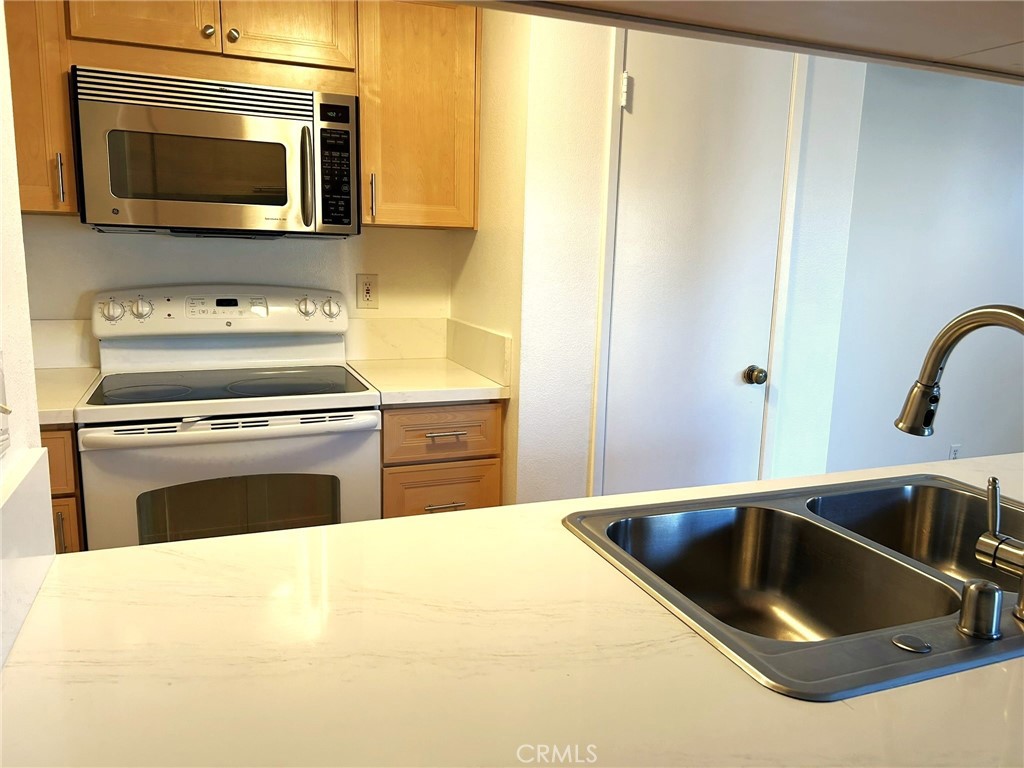 2053 North Avenida Refugio, Unit 2 Simi Valley, CA 93063 - Photo 7 of 26 Kitchen