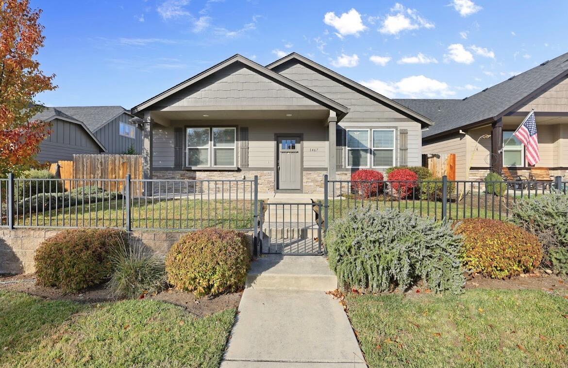 1467 Spring Street Medford, OR 97504 - Photo 1 of 31 IMG_1605