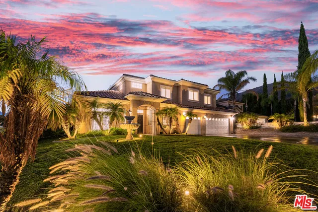 a view of a yard with a house