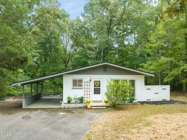 a view of yard with tree