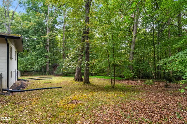 a view of a house with backyard