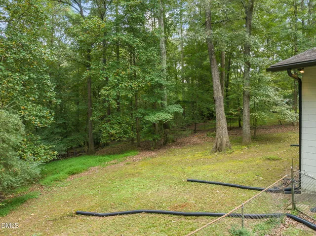 a view of a house with backyard