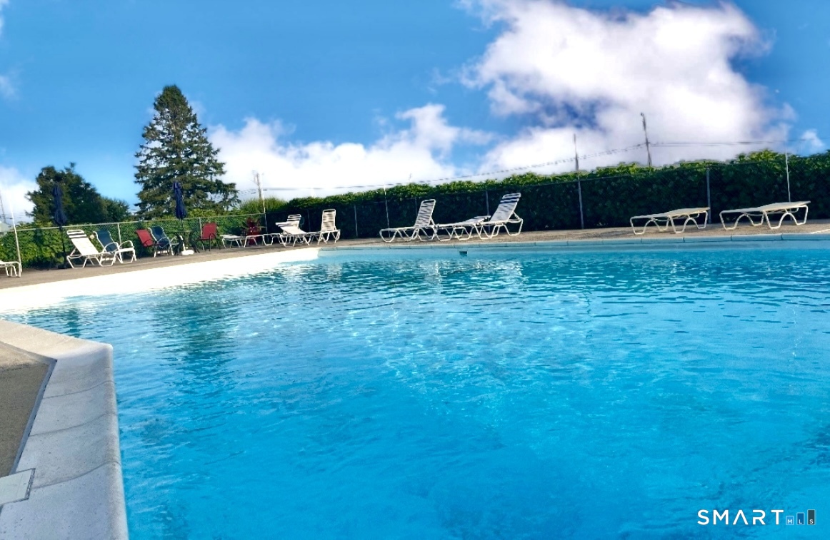 25 Riverside Drive, Unit E4 Clinton, CT 06413 - Photo 13 of 14 a view of a garden