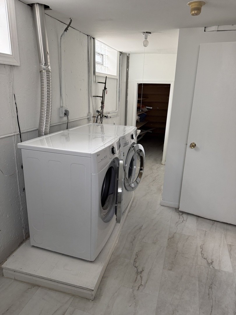 7736 West Strong Street Norridge, IL 60706 - Photo 10 of 23 a utility room with washer and dryer