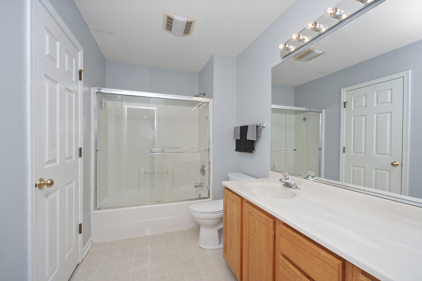 315 Spring Point Drive Carpentersville, IL 60110 - Photo 18 of 21 a bathroom with a sink a toilet and shower