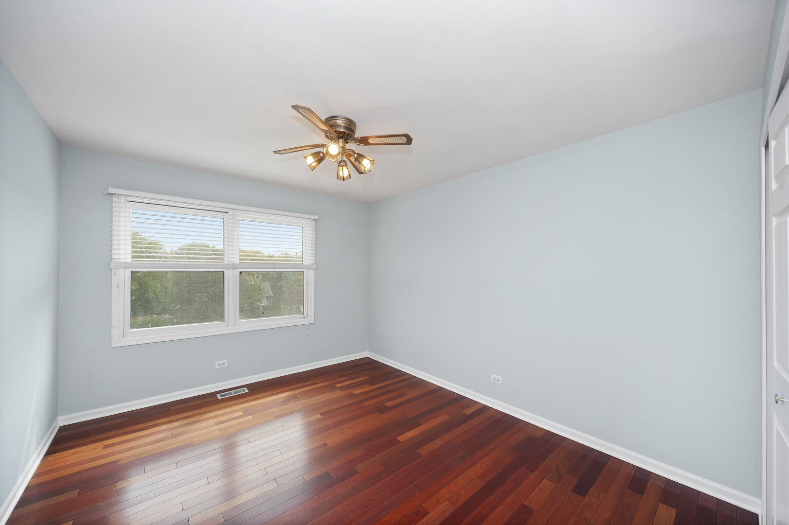 315 Spring Point Drive Carpentersville, IL 60110 - Photo 20 of 21 an empty room with a window