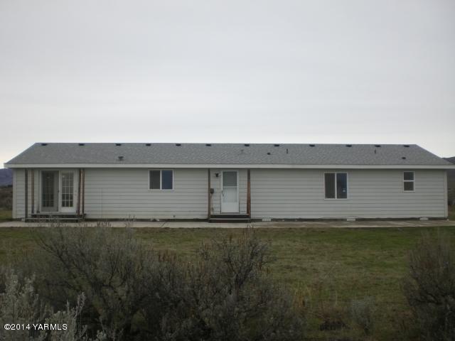 382 Hideaway Road Yakima, WA 98908 - Photo 2 of 41 a house that is sitting in front of a big yard