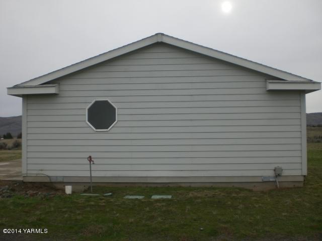382 Hideaway Road Yakima, WA 98908 - Photo 13 of 41 a backyard of a house